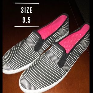 City Sneaks Slip-On Sneakers Sz 9.5 Black & White